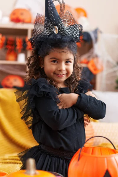 Adorable Chica Hispana Teniendo Fiesta Halloween Pie Con Los Brazos —  Fotos de Stock