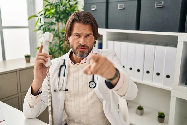 Красивий Чоловік Середнього Віку Лікар Розмовляє Телефону Клініці Вказуючи Пальцем — стокове фото