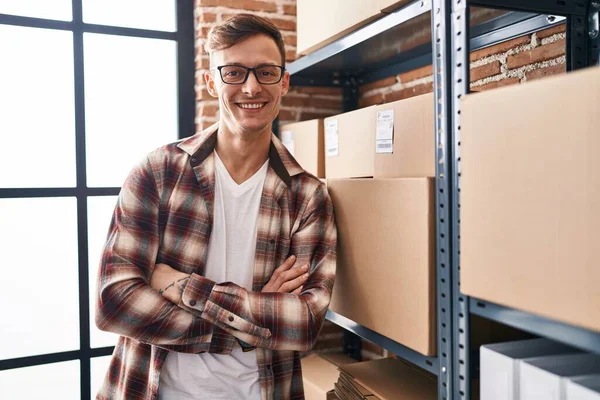 Young Man Ecommerce Business Worker Standing Arms Crossed Gesture Office — Stockfoto