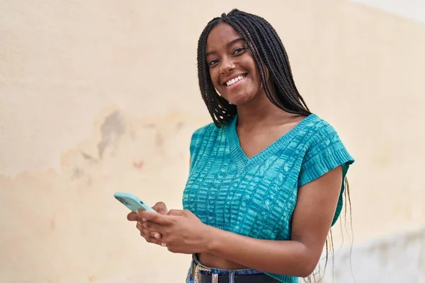 Africano Americano Mulher Sorrindo Confiante Usando Smartphone Rua — Fotografia de Stock