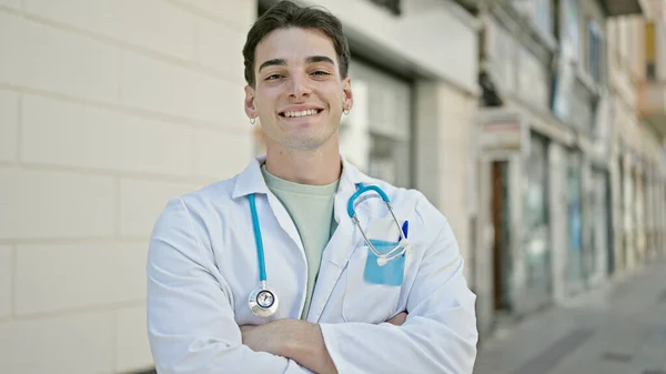 Ung Latinamerikansk Man Läkare Ler Säker Stående Med Armarna Korsade — Stockfoto