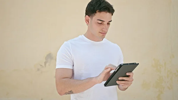 Mladý Hispánec Muž Pomocí Touchpad Přes Izolované Bílé Pozadí — Stock fotografie