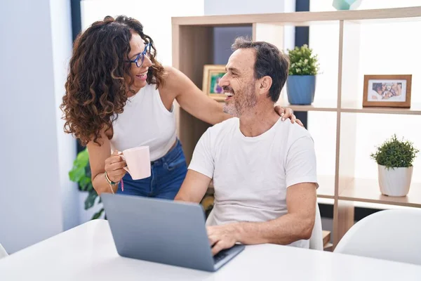 Kadın Erkek Evde Dizüstü Bilgisayar Kullanarak Gülümsüyor — Stok fotoğraf