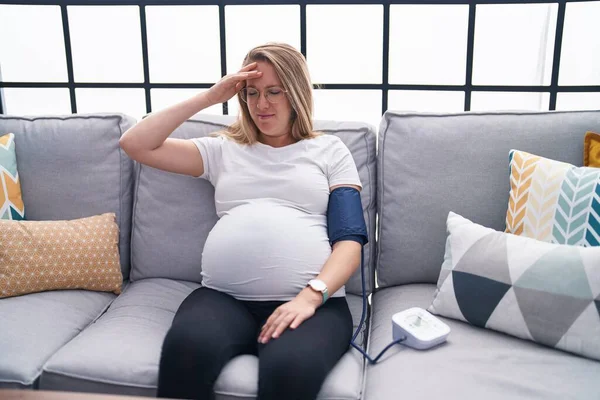 Ung Gravid Kvinna Som Mäter Pulsen Med Tensiometer Hemma — Stockfoto
