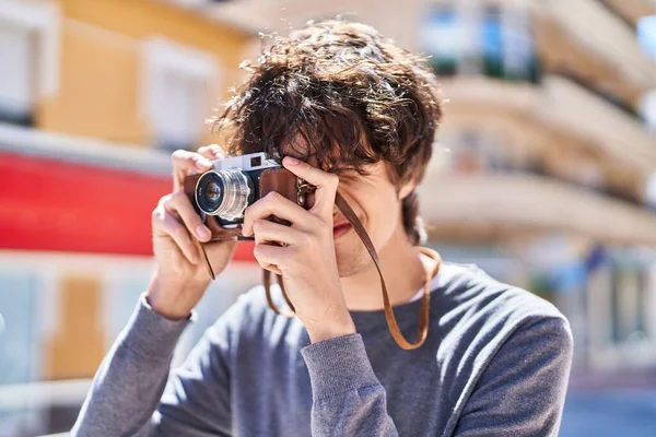 Νεαρός Ισπανόφωνος Χαμογελά Σίγουρος Χρησιμοποιώντας Vintage Κάμερα Στο Δρόμο — Φωτογραφία Αρχείου