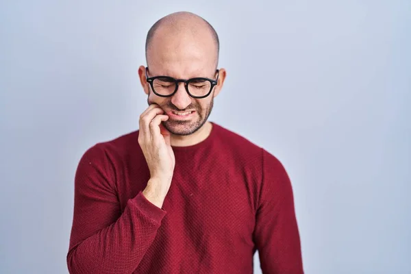 年轻的秃头男子 留着胡子 站在白色的背景上 戴着眼镜 带着痛苦的表情用手触摸着嘴 因为牙齿疼痛或牙病 — 图库照片
