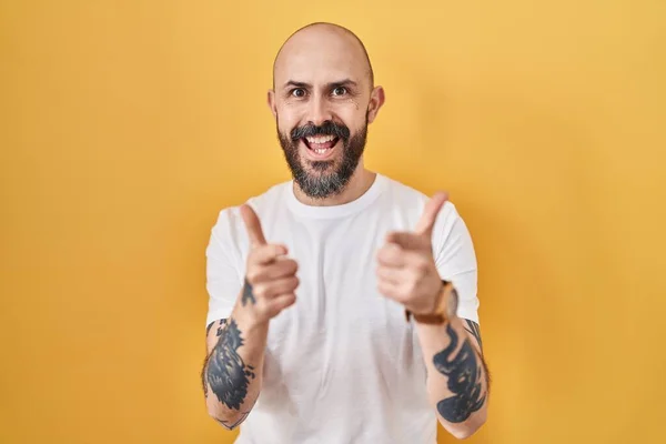 Νεαρός Ισπανός Τατουάζ Που Στέκεται Πάνω Από Κίτρινο Φόντο Δείχνοντας — Φωτογραφία Αρχείου