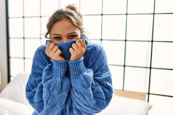 Joven Hermosa Mujer Hispana Cubriendo Cara Con Suéter Sentado Cama —  Fotos de Stock