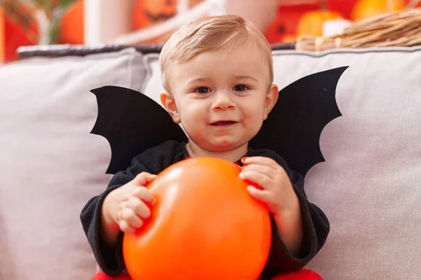 Garoto Caucasiano Adorável Vestindo Traje Morcego Tendo Festa Halloween Casa — Fotografia de Stock