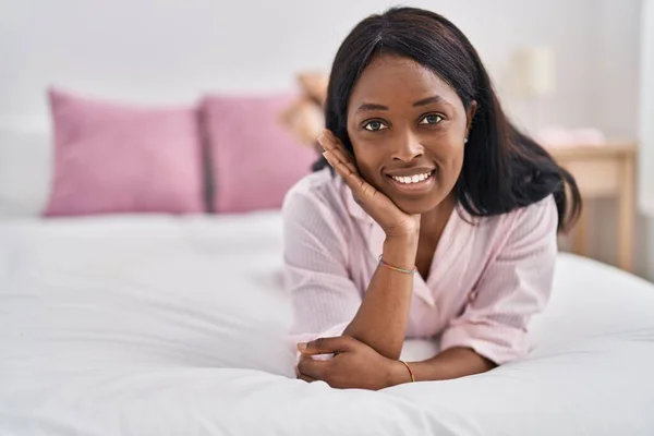 Young African American Woman Smiling Confident Lying Bed Bedroom — Stok fotoğraf