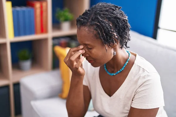 Middle Age African American Woman Stressed Sitting Sofa Home — 스톡 사진