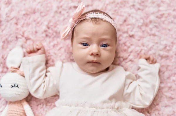Adorável Bebê Caucasiano Deitado Cama Com Boneca Quarto — Fotografia de Stock
