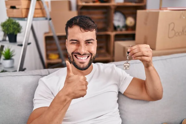 Knappe Spaanse Man Met Sleutels Van Een Nieuw Huis Glimlachend — Stockfoto