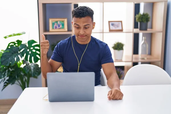 Young Hispanic Man Using Laptop Home Smiling Happy Positive Thumb — Stock Photo, Image