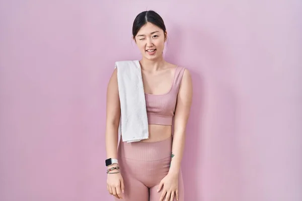 운동복을 수건을 흔들며 표정을 얼굴로 카메라를 중국젊은 — 스톡 사진