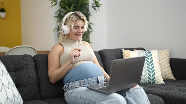 Mladá Těhotná Žena Video Hovor Sedí Pohovce Doma — Stock fotografie