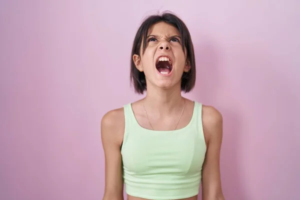 Young Girl Standing Pink Background Angry Mad Screaming Frustrated Furious — Stock Photo, Image