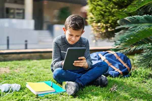 Ξανθό Παιδί Χρησιμοποιώντας Touchpad Κάθεται Στο Γρασίδι Στο Πάρκο — Φωτογραφία Αρχείου