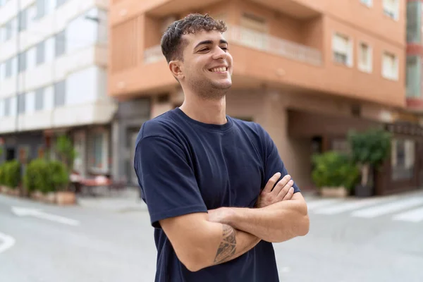 Sokakta Kollarını Kavuşturmuş Spanyol Genç Bir Adam — Stok fotoğraf