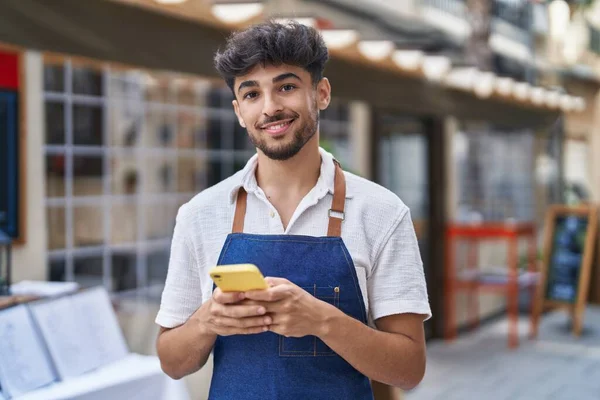 Young Arab Man Waiter Using Smartphone Working Restaurant — Stockfoto