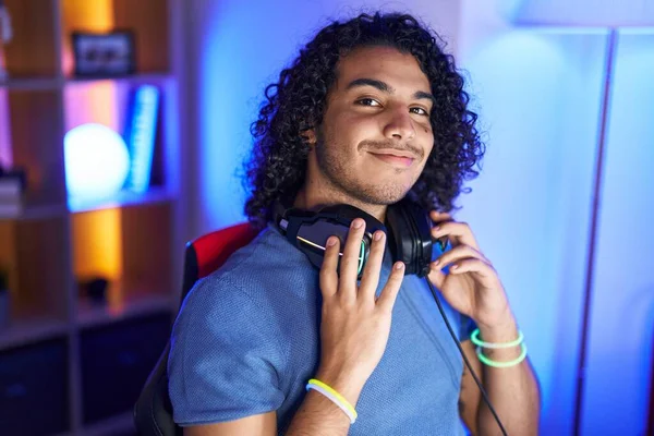 Joven Hombre Latino Streamer Sonriendo Confiado Sentado Mesa Sala Juegos — Foto de Stock