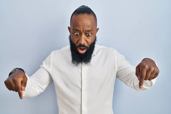 Mavi Arka Planda Dikilen Afro Amerikalı Adam Parmaklarını Göstererek Reklamını — Stok fotoğraf