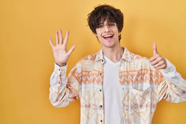 Młody Mężczyzna Letniej Koszuli Pokazuje Wskazuje Palcami Numer Sześć Uśmiechając — Zdjęcie stockowe