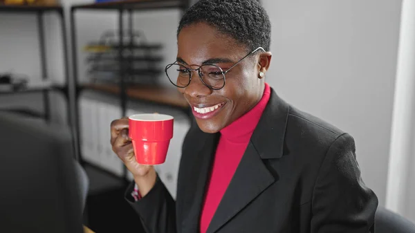 アフリカ系アメリカ人女性ビジネスワーカーがオフィスでコーヒーを飲む — ストック写真
