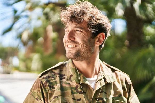 公園で自信を持って笑っている若い男の軍隊の兵士 — ストック写真