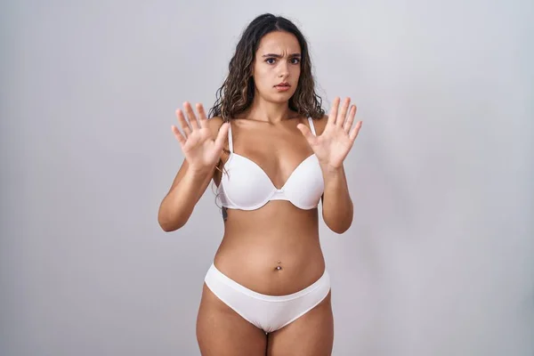 Ung Latinamerikansk Kvinna Vita Underkläder Som Flyttar Handflatorna Och Visar — Stockfoto