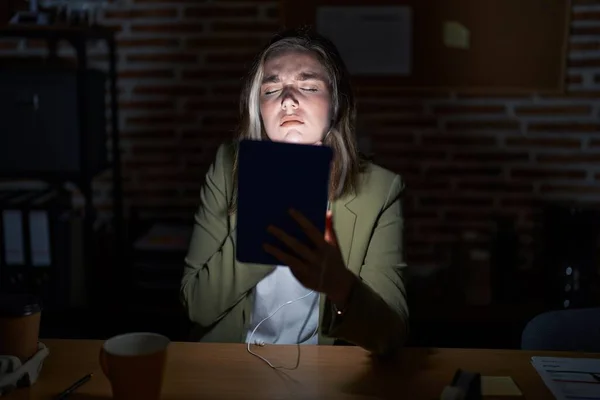 Geceleri Ofiste Çalışan Sarışın Beyaz Bir Kadın Ağrılı Boynuna Dokunuyor — Stok fotoğraf