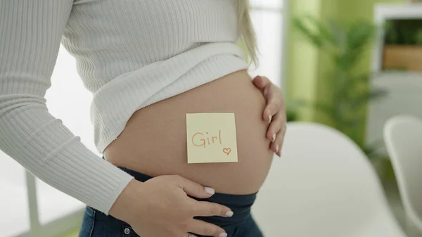 Genç Hamile Kadın Yemek Odasında Karnına Kız Hatırlatma Kağıdı Koyuyor — Stok fotoğraf