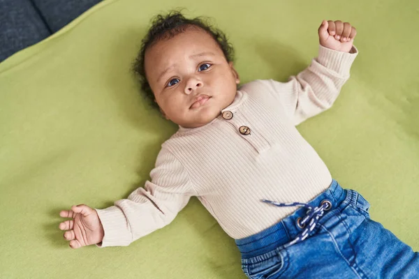 Afro Amerikaanse Baby Ontspannen Bed Slaapkamer — Stockfoto