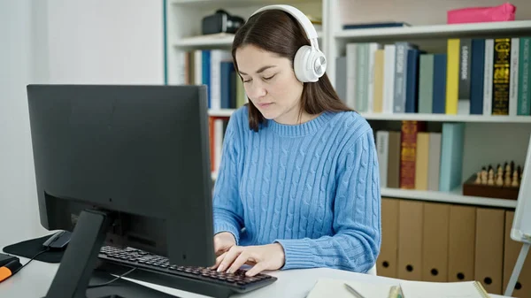 Jovem Caucasiana Estudante Usando Computador Fones Ouvido Estudando Universidade Biblioteca — Fotografia de Stock