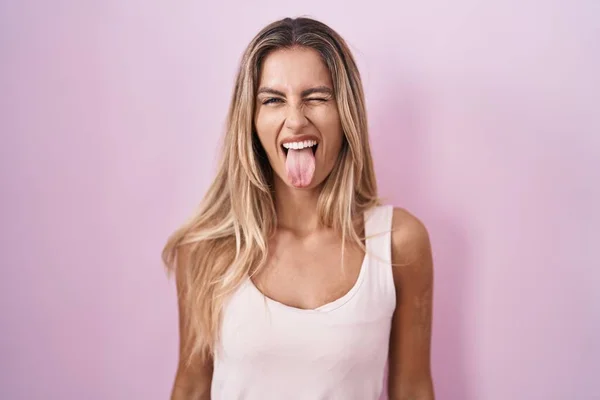 Young Blonde Woman Standing Pink Background Sticking Tongue Out Happy — ストック写真