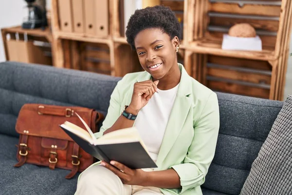 Psikoloji Merkezindeki Kanepede Oturmuş Kitap Okuyan Afrikalı Amerikalı Kadın Psikolog — Stok fotoğraf