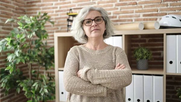Middle Age Woman Grey Hair Business Worker Standing Arms Crossed — Stock Photo, Image