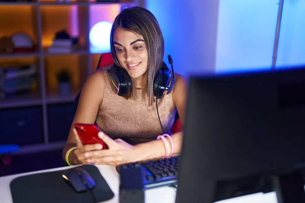 Transmisor Mujer Hispana Hermosa Joven Usando Computadora Teléfono Inteligente Sala —  Fotos de Stock
