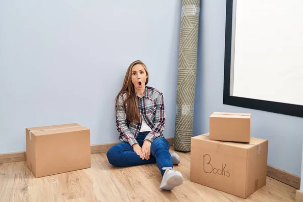 Mladá Blondýnka Sedící Podlaze Stěhuje Nového Domova Vyděšená Šokovaná Překvapeným — Stock fotografie