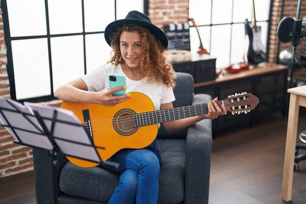 Jonge Mooie Spaanse Vrouw Muzikant Spelen Klassieke Gitaar Met Behulp — Stockfoto