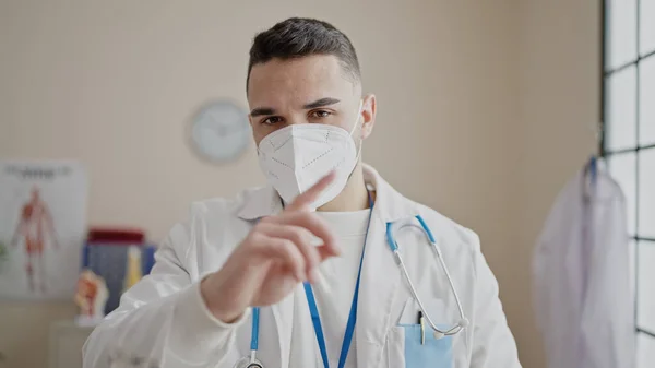 Young Hispanic Man Doctor Wearing Medical Mask Arguing Clinic — Stock Photo, Image