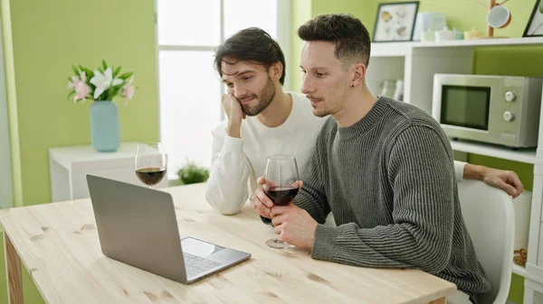 Δύο Άνδρες Ζευγάρι Βλέποντας Ταινία Πίνοντας Ένα Ποτήρι Κρασί Στην — Φωτογραφία Αρχείου