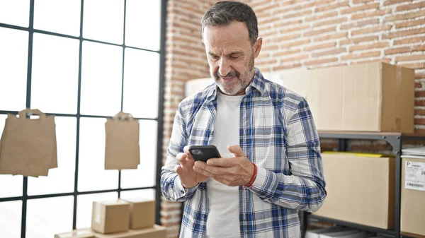 Middelbare Leeftijd Man Commerce Zakelijke Werknemer Met Behulp Van Smartphone — Stockfoto