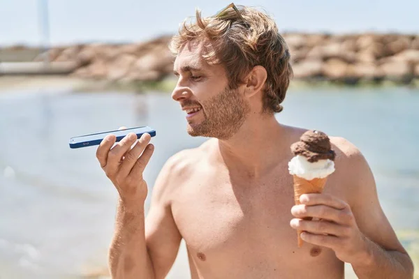 Ung Man Turist Talar Smartphone Äta Glass Vid Havet — Stockfoto