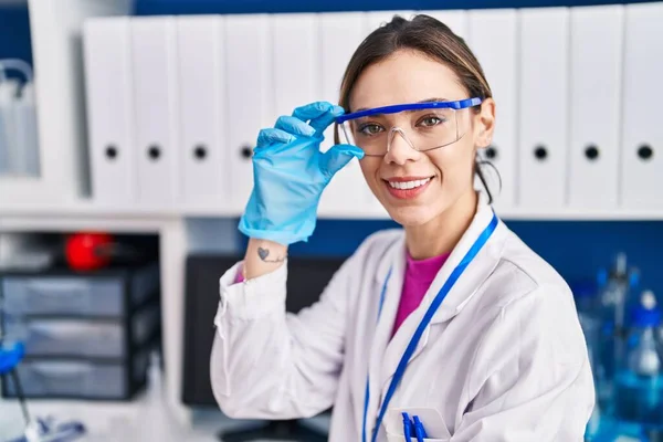 Young Beautiful Hispanic Woman Scientist Smiling Confident Standing Laboratory — Stock Fotó