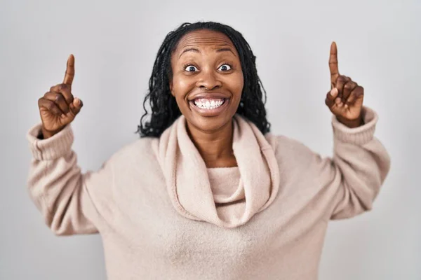 Mujer Africana Pie Sobre Fondo Blanco Sonriendo Asombrada Sorprendida Señalando —  Fotos de Stock