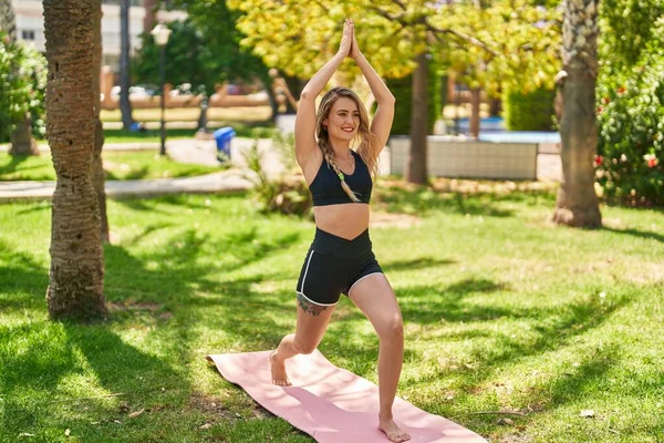 Jonge Vrouw Glimlachend Zelfverzekerde Training Yoga Oefening Park — Stockfoto