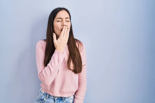 Mavi Arka Planda Duran Esmer Genç Bir Kadın Ağzıyla Ağzını — Stok fotoğraf