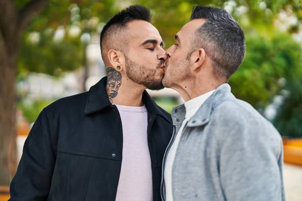 Δύο Άνδρες Ζευγάρι Στέκεται Μαζί Φιλιά Στο Πάρκο — Φωτογραφία Αρχείου