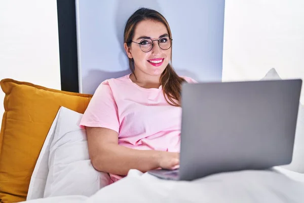 Young Beautiful Hispanic Woman Using Laptop Sitting Bed Bedroom — Foto de Stock